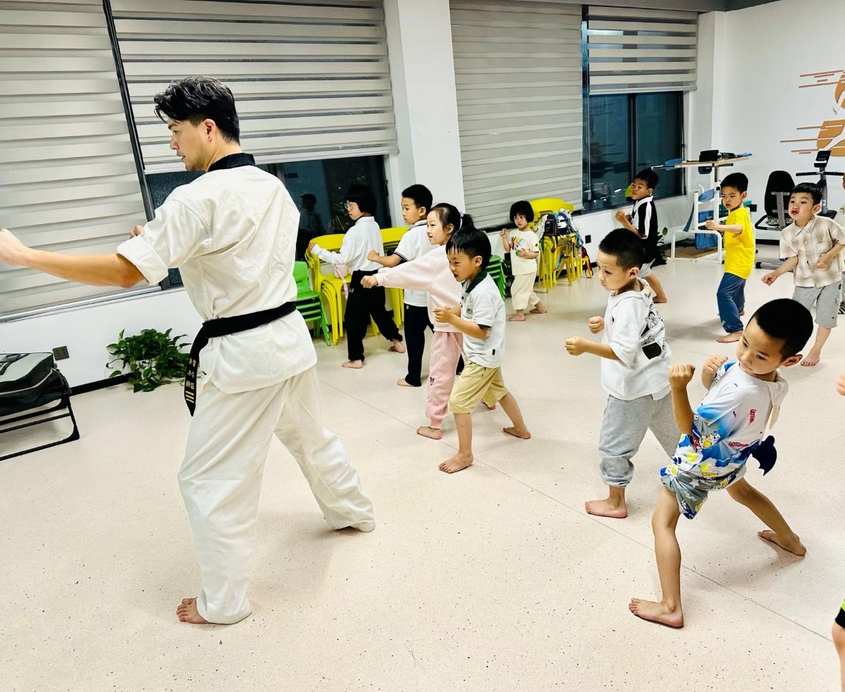 东瓯社区：开展“‘跆’递希望 活力‘拳’开”跆拳道公益课3.jpg